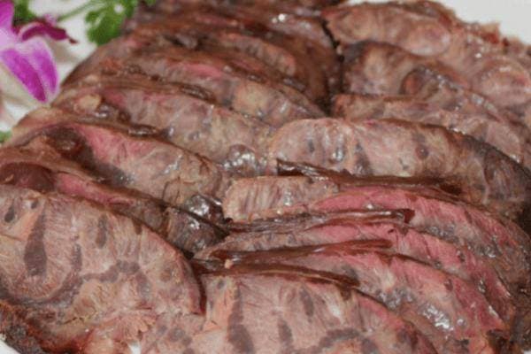 酱牛肉：传统美食引发食客热潮，肉质鲜嫩令人垂涎