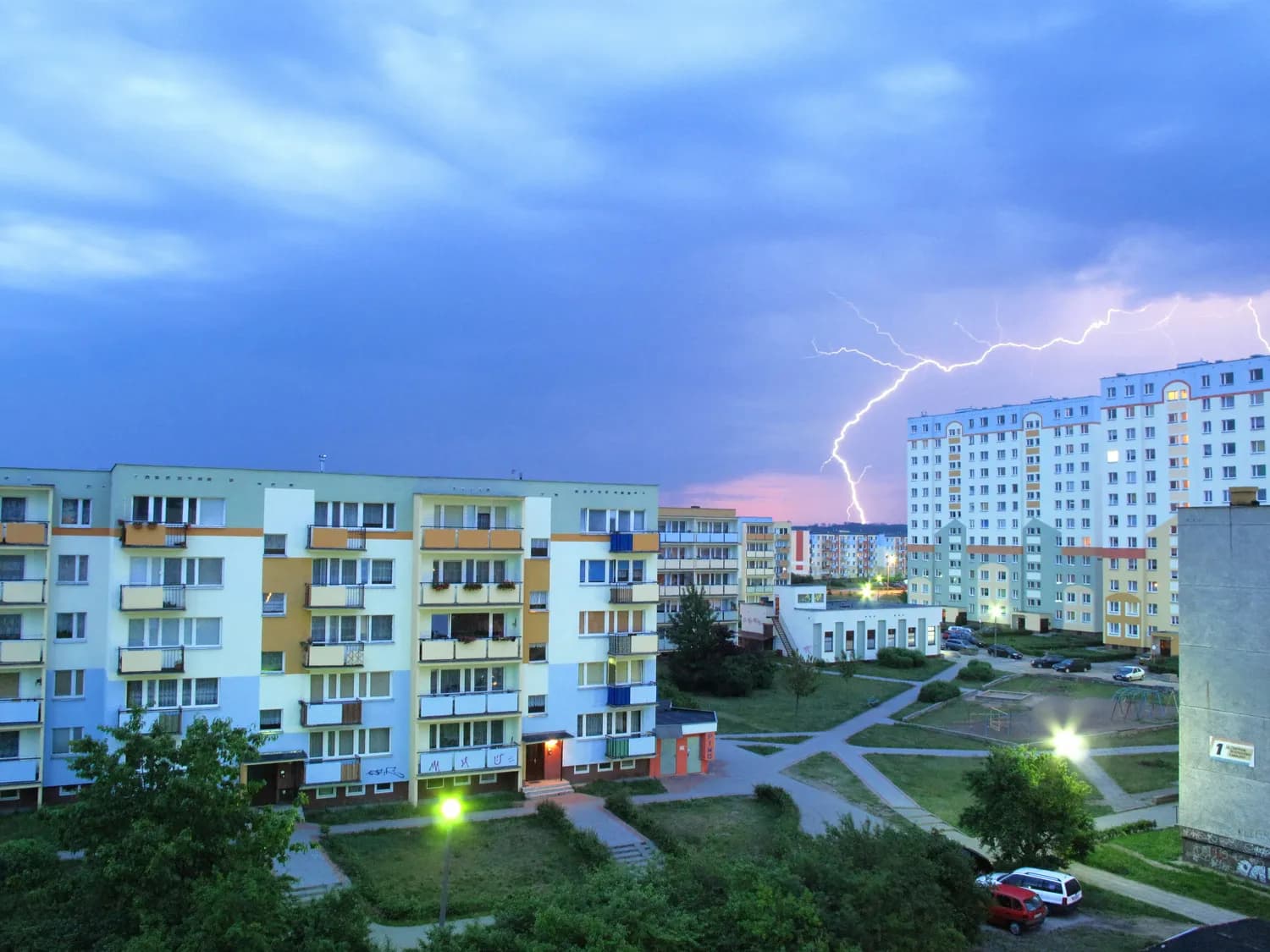 雷雨天避险秘笈：避雷针真的有用吗？