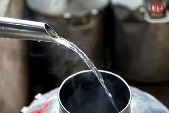 为什么固态法白酒口感好？液态法白酒与固态法白酒的区别