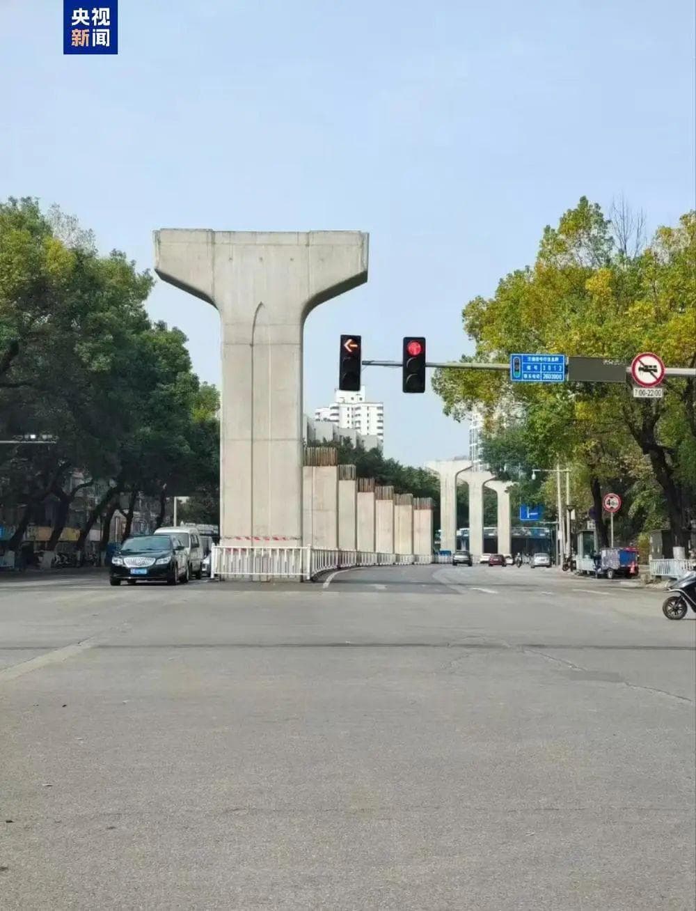 烂尾轻轨的墩柱，也是政绩工程的警示柱