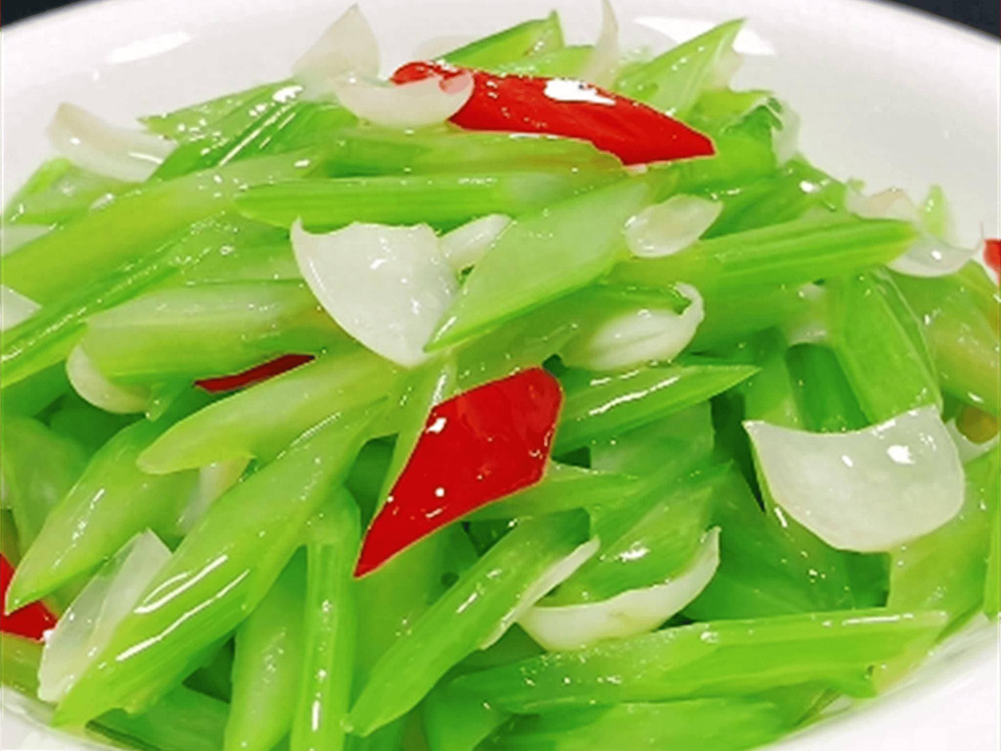 百合芹菜炒制技巧：家常美食，一学就会的秘诀在这里！