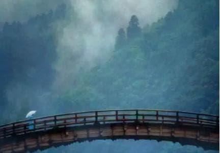 探究奈何桥的奥秘：轮回转世还是地府之路？