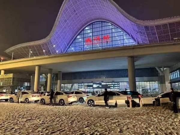 武汉组建出租车保障车队 帮助深夜抵达旅客有车可乘