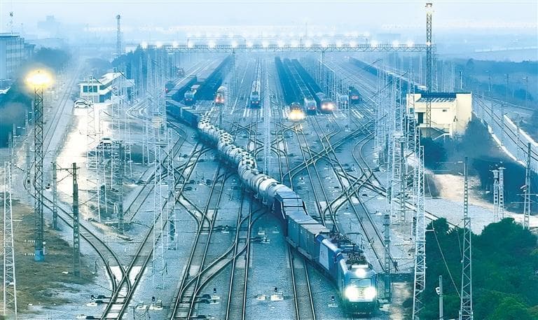 铁路货车“蛇形走位”背后的科技创新