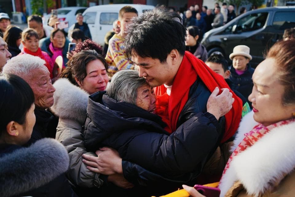 DNA确认！成都小伙被拐23年，除夕前终回家团圆