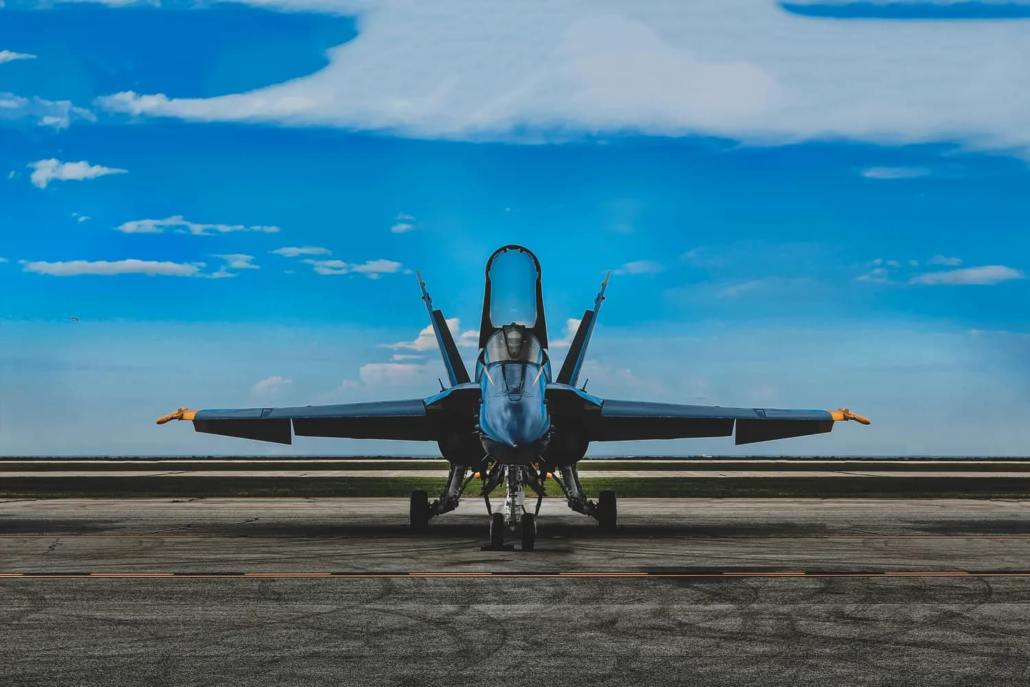 F-18与F-35C折叠翼设计对比：从超级大黄蜂到隐形战机的技术跨越