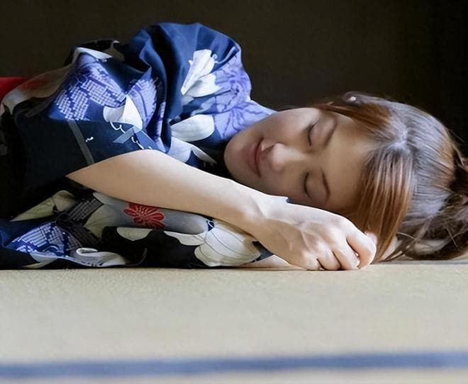 日本人为什么偏要睡在地上，而不是睡床上？这下终于明白了!