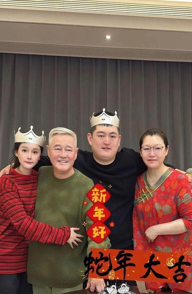 赵本山一家四口庆生，家庭幸福满满！