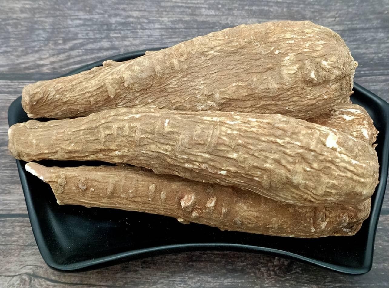 家常炖鸡，记得放入白芷，鸡肉鲜嫩入味，肉越炖越香！