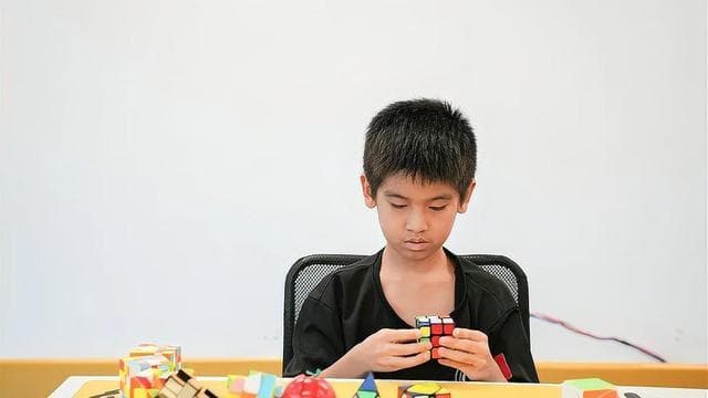 解密魔方：提升儿童空间思维与数学能力的智力游戏