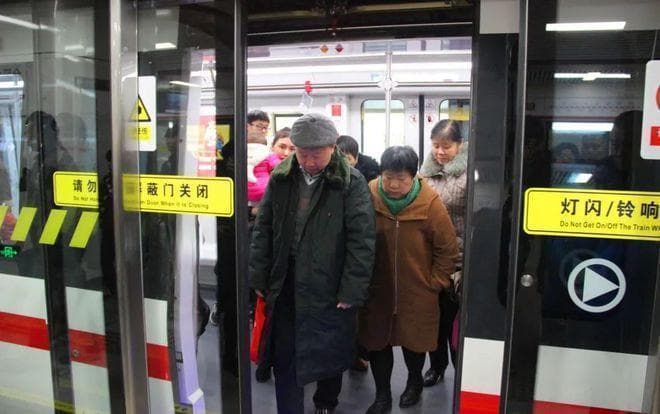 多地调整老年人免费乘车政策：从“普惠”到“精准”