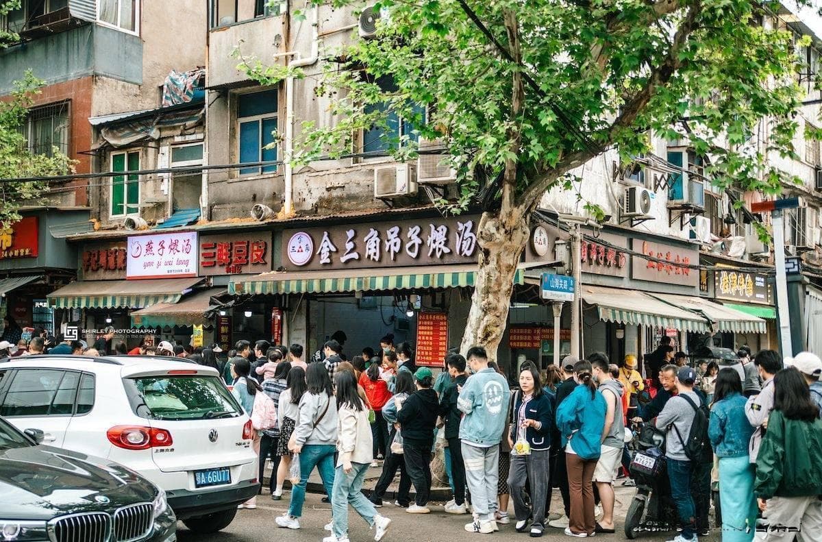 实拍武汉顶流过早一条街，日均客流破万，几乎每个摊位都在排队