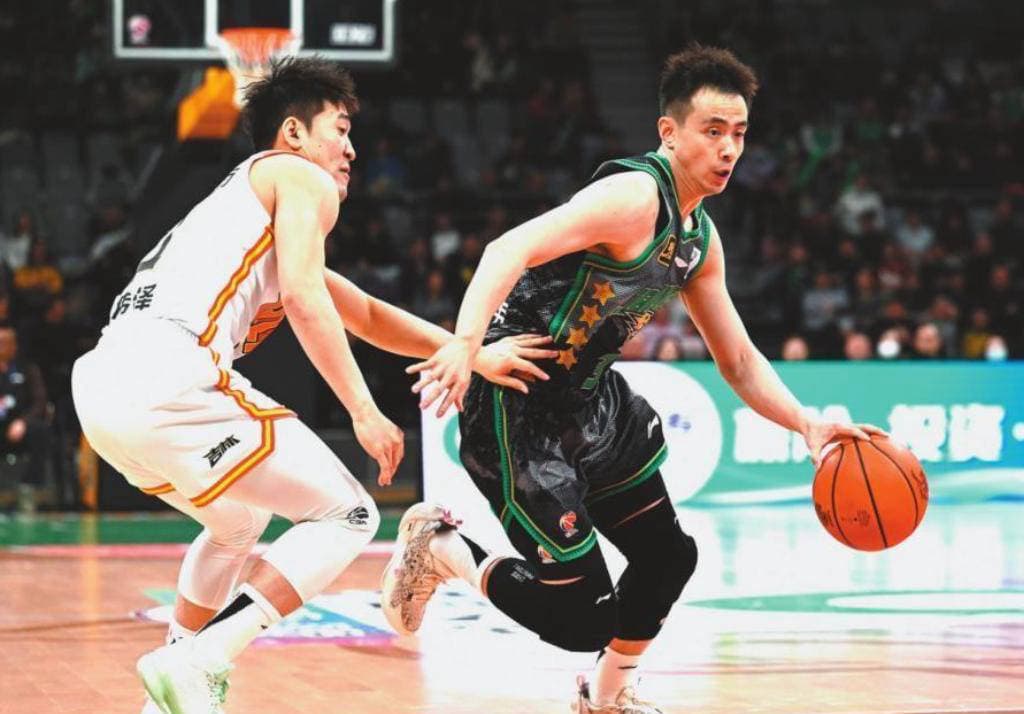 CBA排名再变动！辽篮跃升至第三，广厦稳固榜首，四强争夺依然迷雾重重