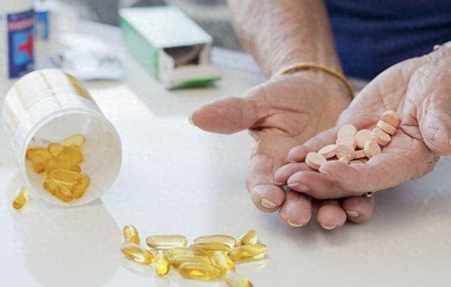 警告：老人长期服用钙片、维生素B12、维生素D、鱼油，或有3坏处