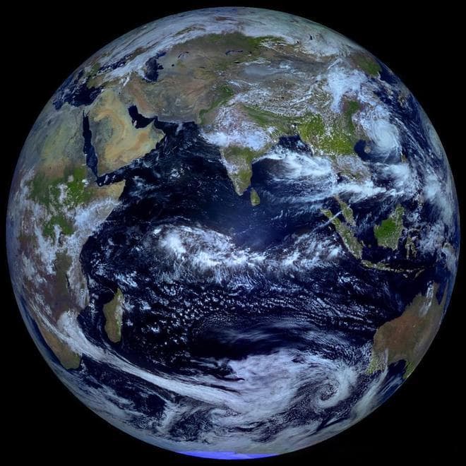 比太阳大226倍，一年损失4个地球质量，宇宙中已知质量最大的恒星
