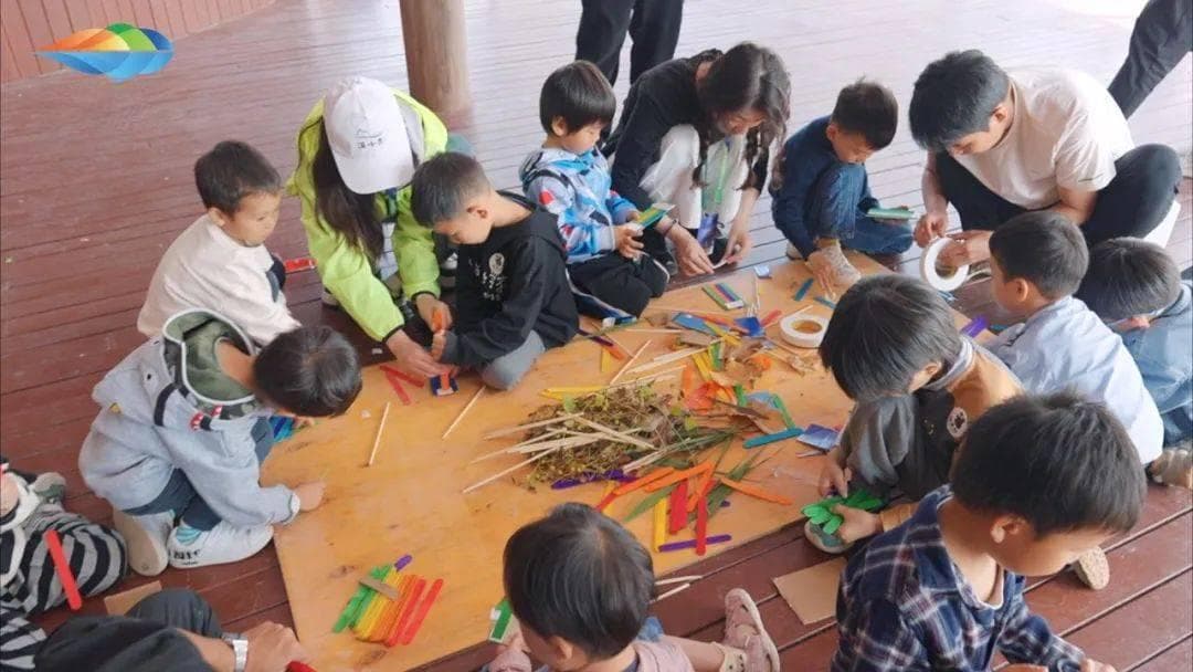 大理洱海生态廊道举办户外研学工坊，孩子们参与帐篷搭建、木勺制作等体验活动