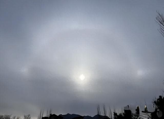 北京天空出现三个太阳形成罕见的 “三日凌空” ，网友：三体世界