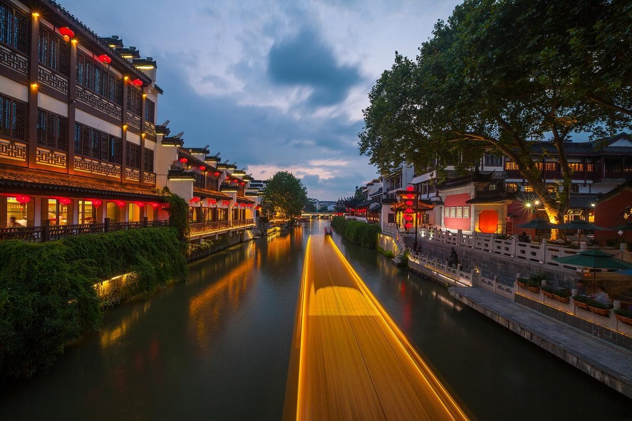 南京夜游攻略：从夫子庙到紫金山，一网打尽最美夜景！