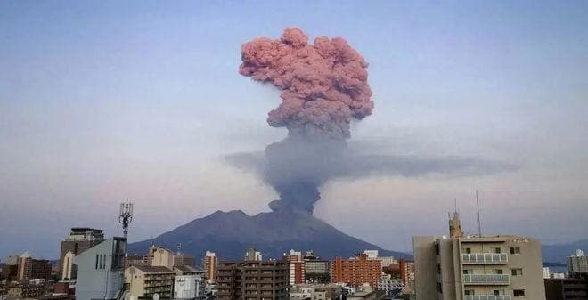 日本樱岛火山再次喷发，烟柱达4000米！为何喷发如此频繁？