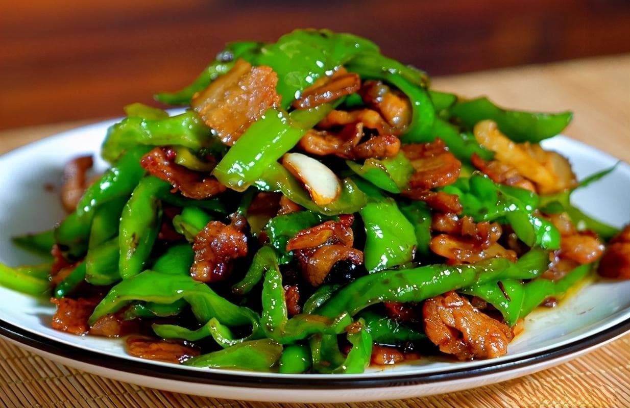 辣椒炒肉这样做，肉片滑嫩不柴，简单易学！
