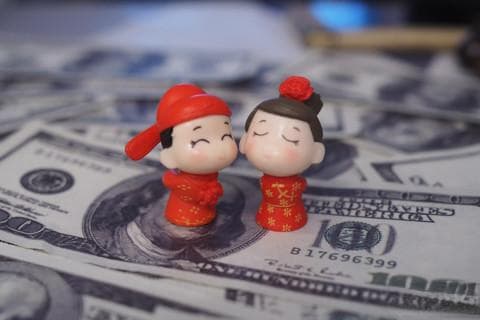 未成年人投保时监护人有什么具体规定吗？必须是父母？