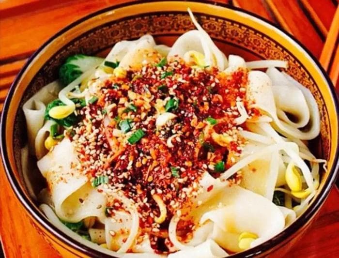 油泼面走出陕西：从地方特色到全国连锁的餐饮传奇