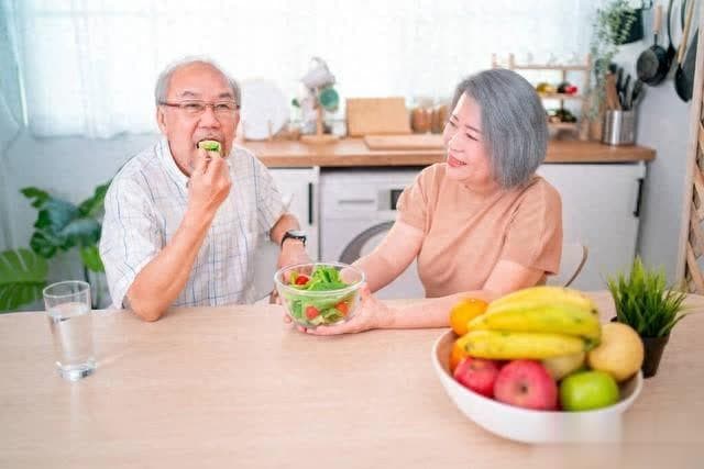 健康饮食新视角：鸡蛋的科学食用与老年人的营养平衡