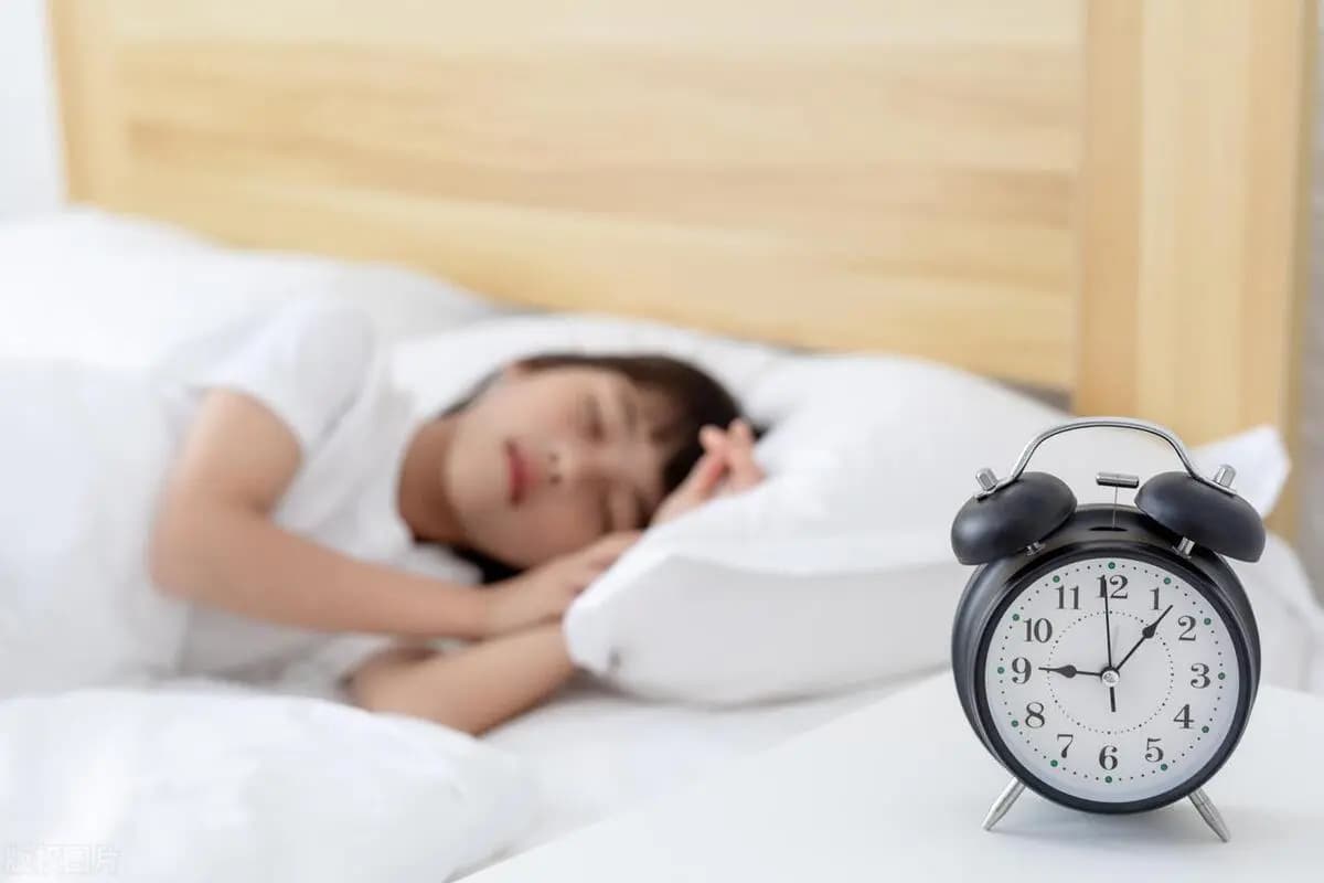 为什么说半夜醒来，别看时间、别喝水？提醒：别不信，有一定道理！