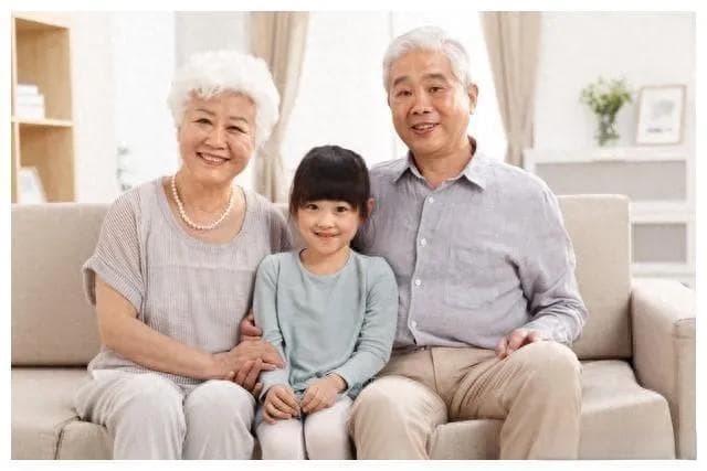 人到中年才明白，是爷爷奶奶亲，还是外公外婆亲