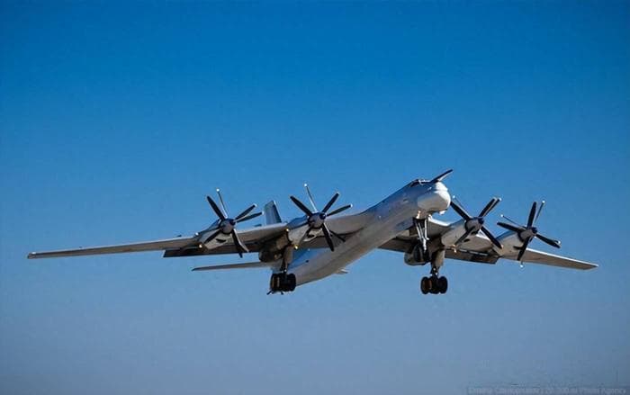 最后的螺旋桨轰炸机！为什么图95和B52，都能服役100年？