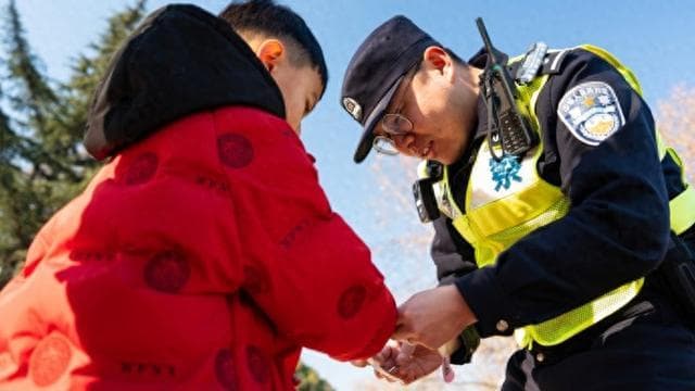 春节假期上海热门景点客流量大增，警方多措并举保障游客安全