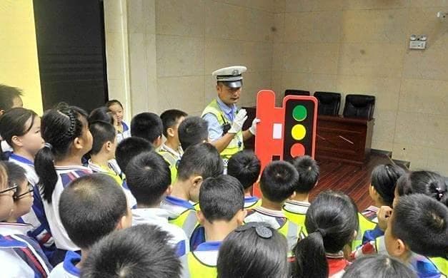 绿灯亮正常通行，为啥被判闯红灯？交警：优先权很重要，下次记住