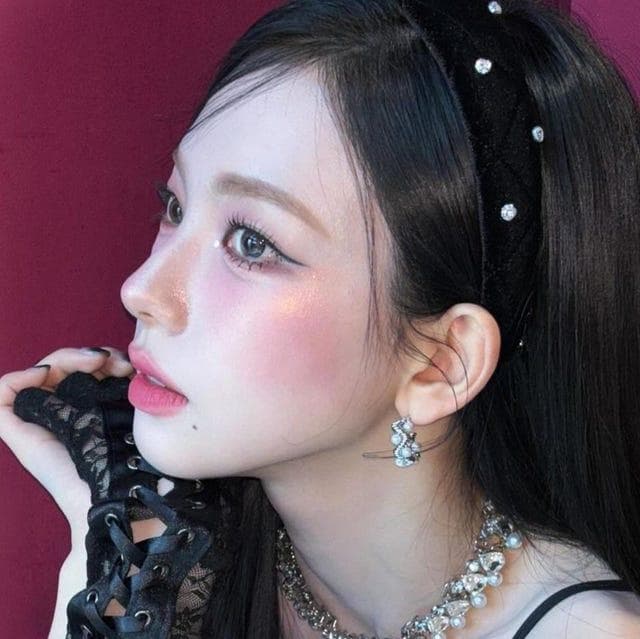 女团彩妆师的眼妆技巧！「奶凶猫咪眼 V.S 纯欲狗狗眼」，一条眼线画出甜辣反差感