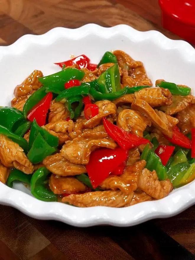 香辣鸡胸肉到蒜苔鱿鱼：5道家常菜的完美烹饪指南