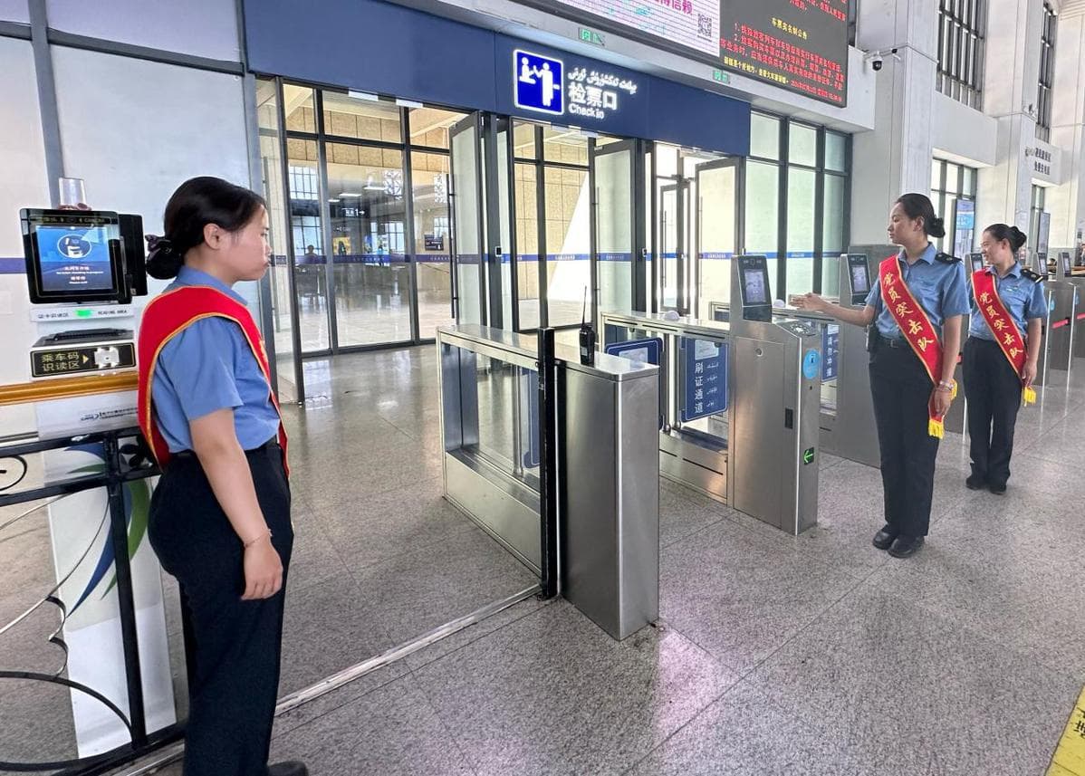 坐着高铁游新疆：便民微笑与风景共美！