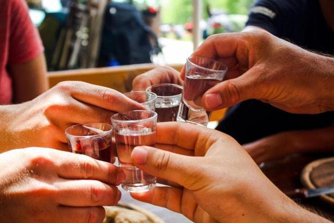 酒桌上为何要先敬三杯，敬酒为何要先干为敬？这些酒桌规矩你要懂