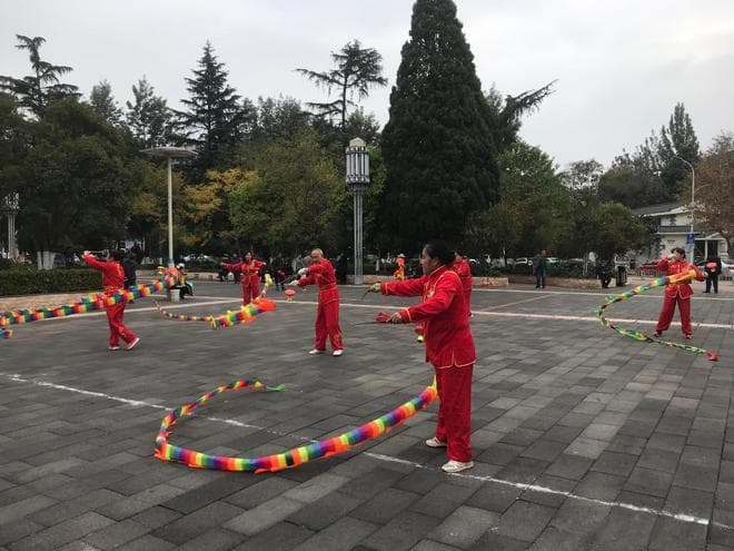 抖空竹抖出健康来——晓塘社区老年学校举办空竹技艺交流展演活动