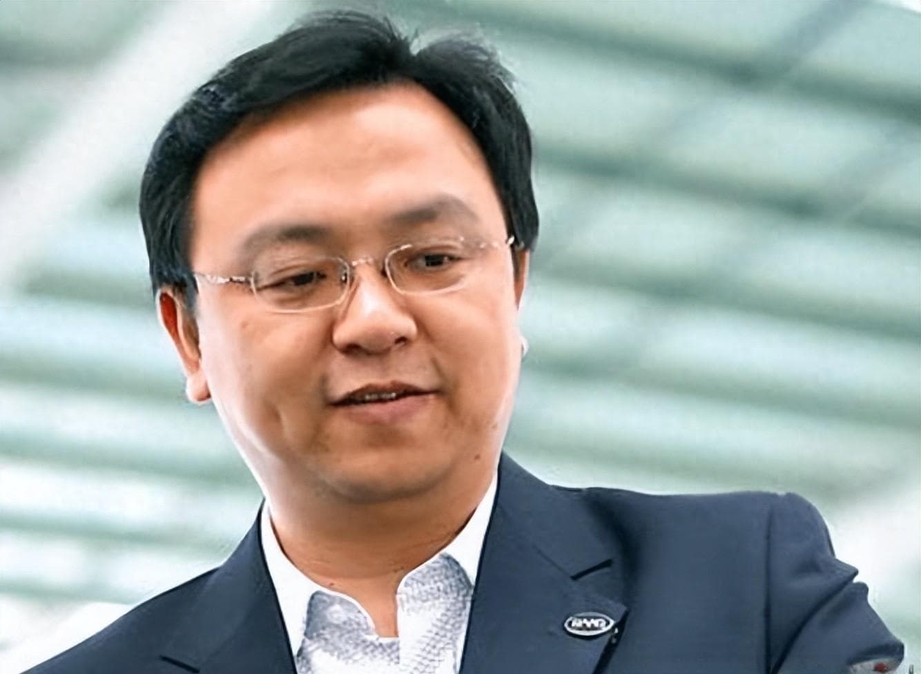 王传福：15岁成孤儿，靠嫂子卖嫁妆读书，成总裁后把嫂子宠成公主