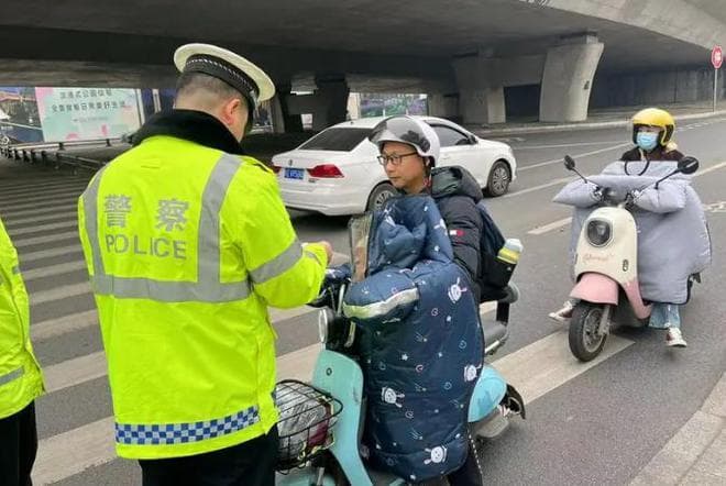 2025年，电动车上路必须携带这4样，不准有这3种违规行为，明确了