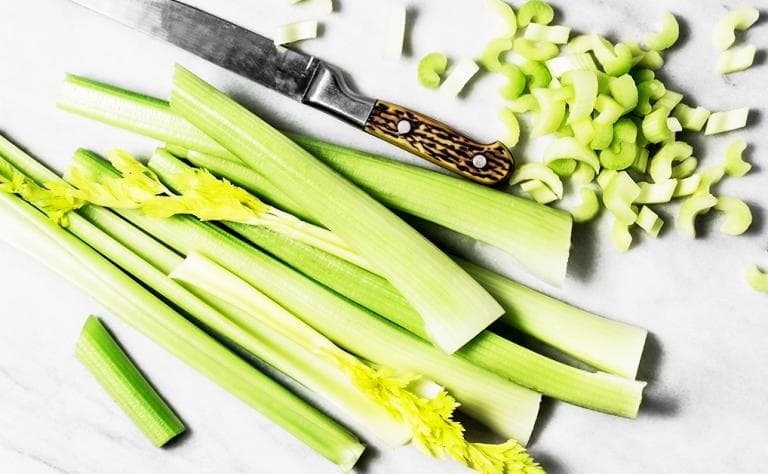 5款芹菜食譜：芹菜果汁、蔬菜汤、炒花枝等