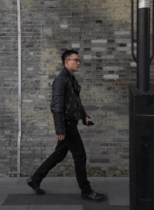 复古机车皮衣穿搭全攻略：从搭配法则到保养贴士，解锁硬汉型格