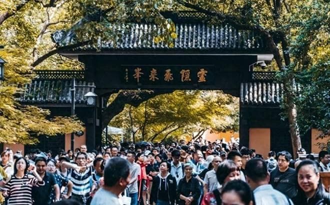 浙江的两座千年古刹，一座免费但少人问津，另一座收费却游客爆棚