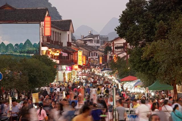桂林阳朔西街，风情万种，尽享夜生活魅力