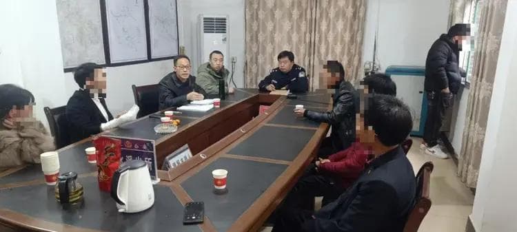 不应该！吉水两邻居因为山体清沟发生争执，爆发肢体冲突...