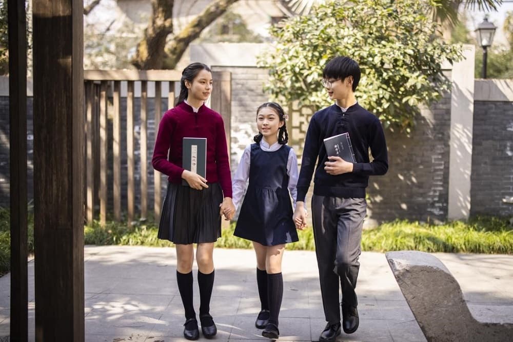 校服如何承载美育？新政十年见证服饰中的教育哲学