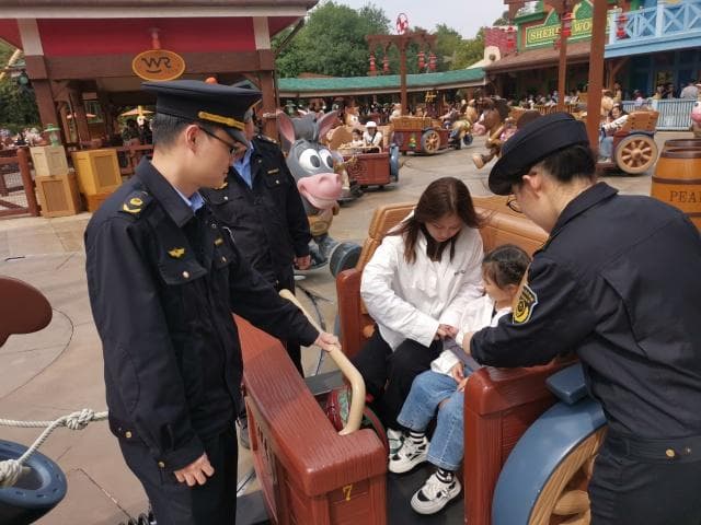 手把手教孩子们如何增强法律意识，小手牵大手为青少年筑起安全之盾