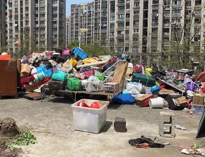 老人在小区囤了24吨垃圾，反复沟通1个月后，35人接力清理了9小时