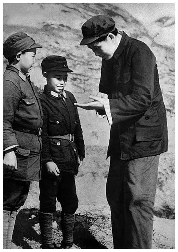 1939年，与毛主席交谈过的两名小八路，长大后都怎样了？不负众望