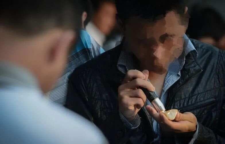 三分钟学会强光电筒看玉——直射、斜射、背射看料技巧有啥不一样？