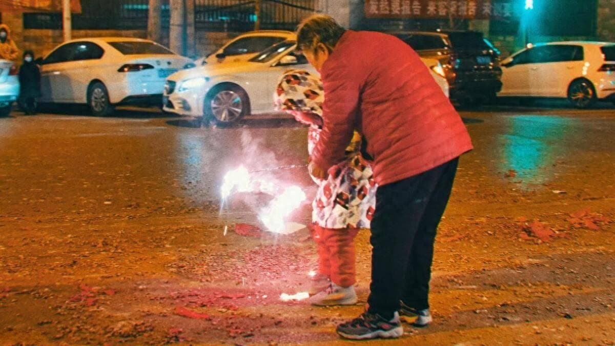 古代春节“穷人放鞭炮，富人看热闹”：习俗背后的阶层差异与文化传承